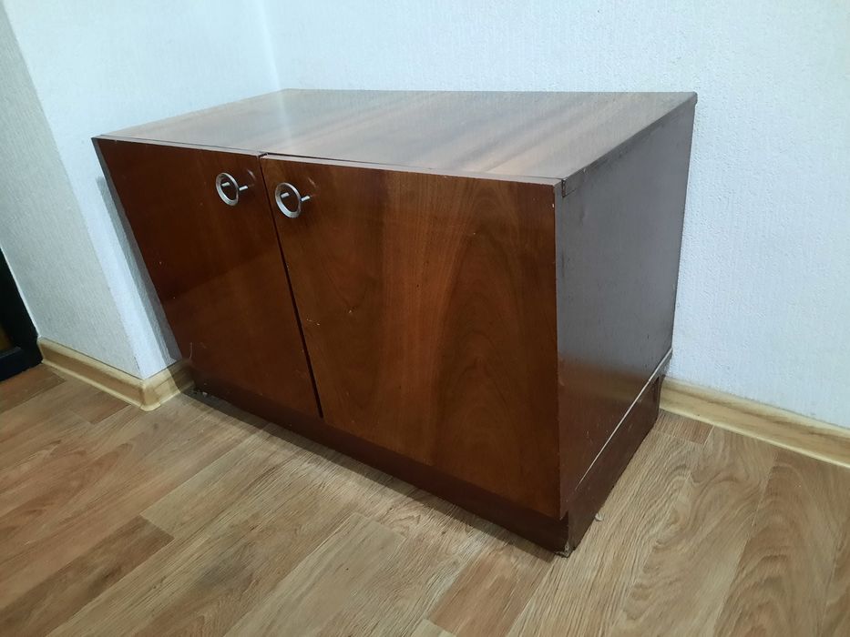 Тумбочка полированная