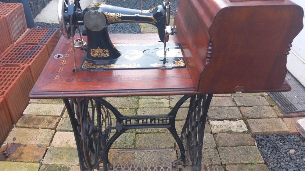 Vând mașină de cusut Singer