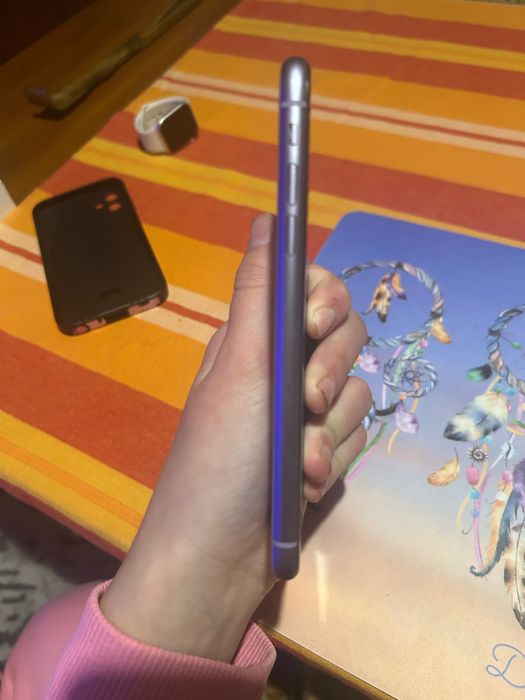 iPhone 11 с кутия и зарядно