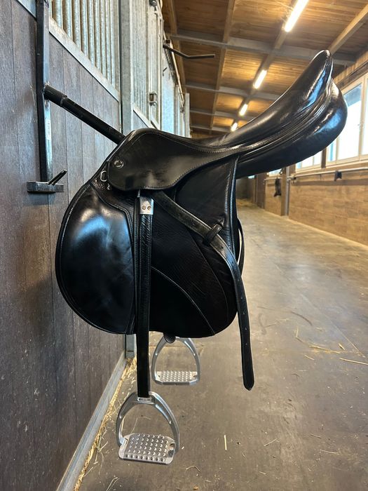 Седло за скачане Prestige 17,5