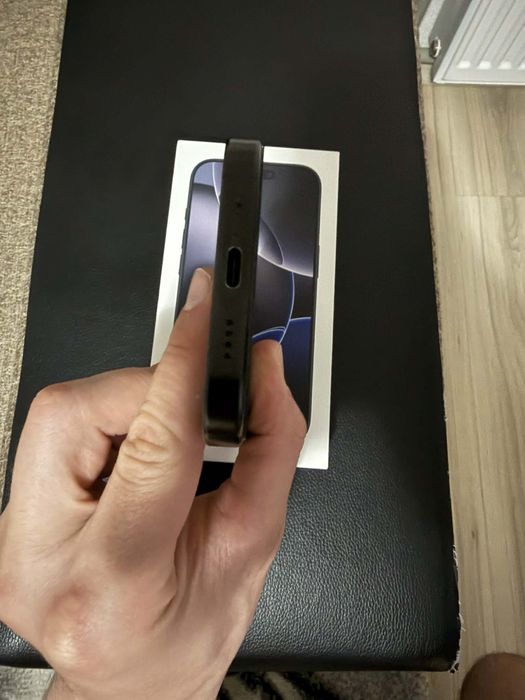 Продавам Iphone 16 pro 128GB