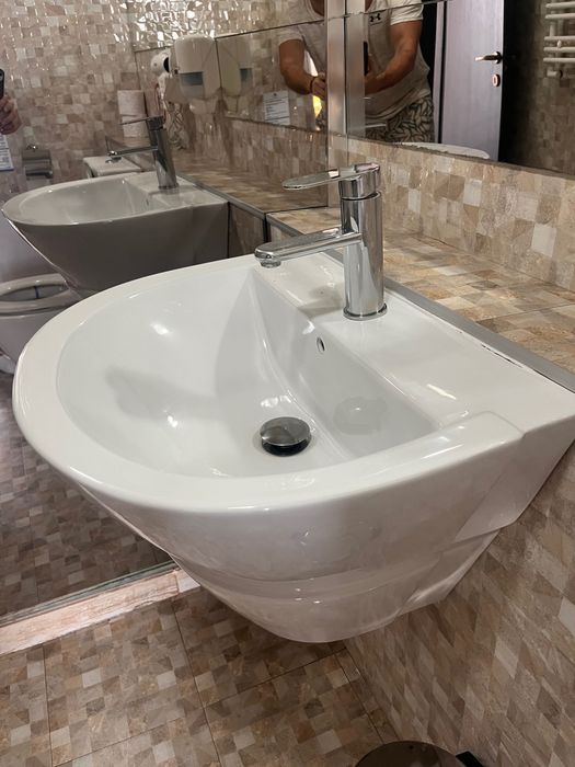 Vand lavoar + baterie, vas wc, calorifer perete, paravan dus, toate in stare buna