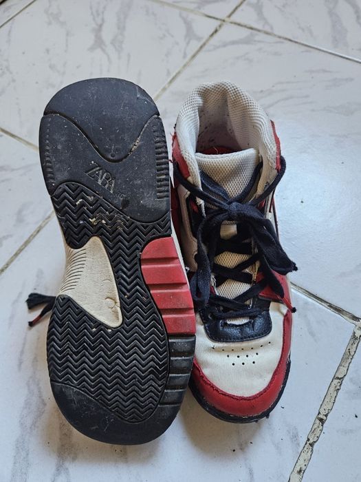Zara обувки No 36. Runners обувки No 36. Nike бутонки No 36.
Runners детски високи спортни обувки No 36, 5€
Zara високи обувки No 36-със забележка 5€