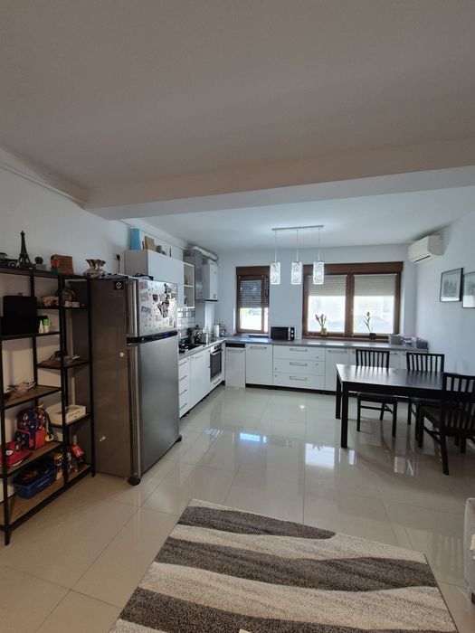 Vând apartament 3 camere în  Dumbrăvița