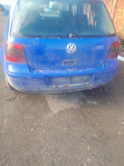 Продавам фолксфаген голф на части