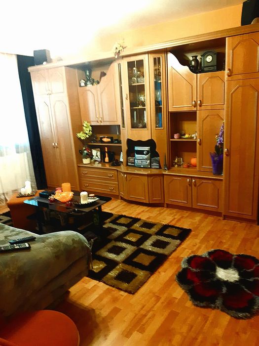 Vand mobila sufragerie,foarte putin folosita,arata  ca noua