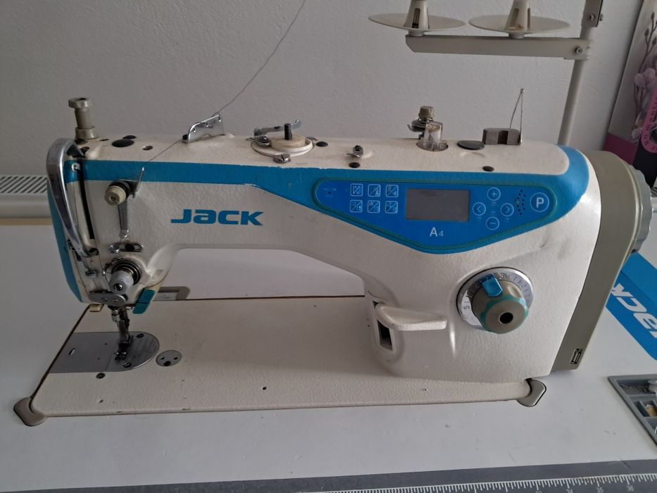 Masina de cusut jack