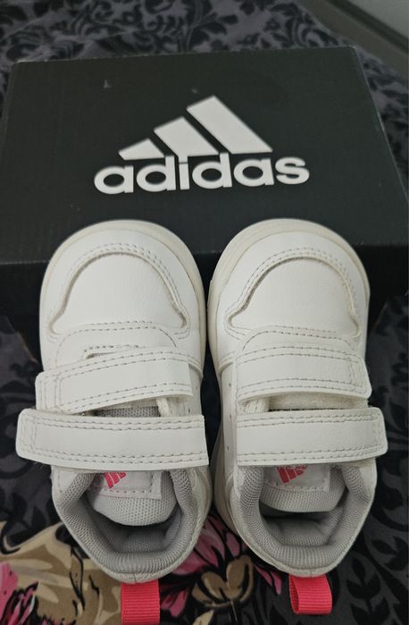 Обувки Adidas 18