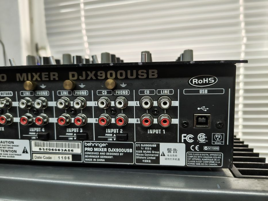 DJ миксер Behringer DJX-900
