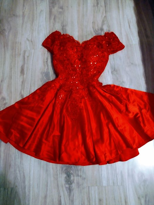 Елегантна сатенена бална рокля