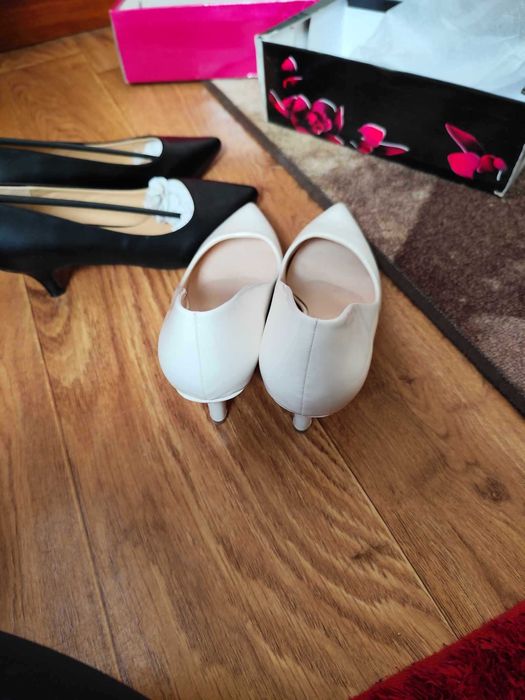 Дамски обувки с нисък ток.