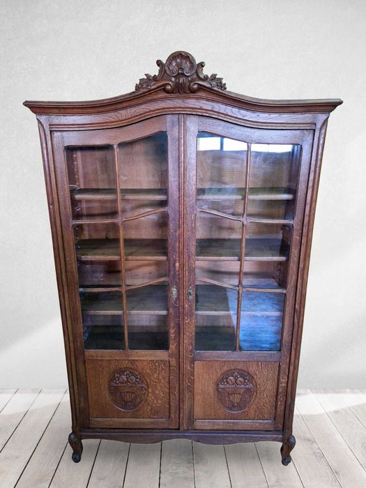 Дъбова витринна библиотека с фина дърворезба