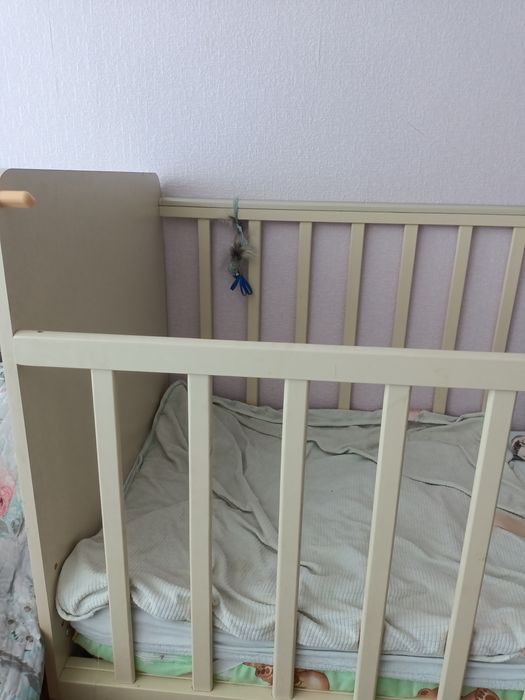 Продам детскую кровать с матрасом