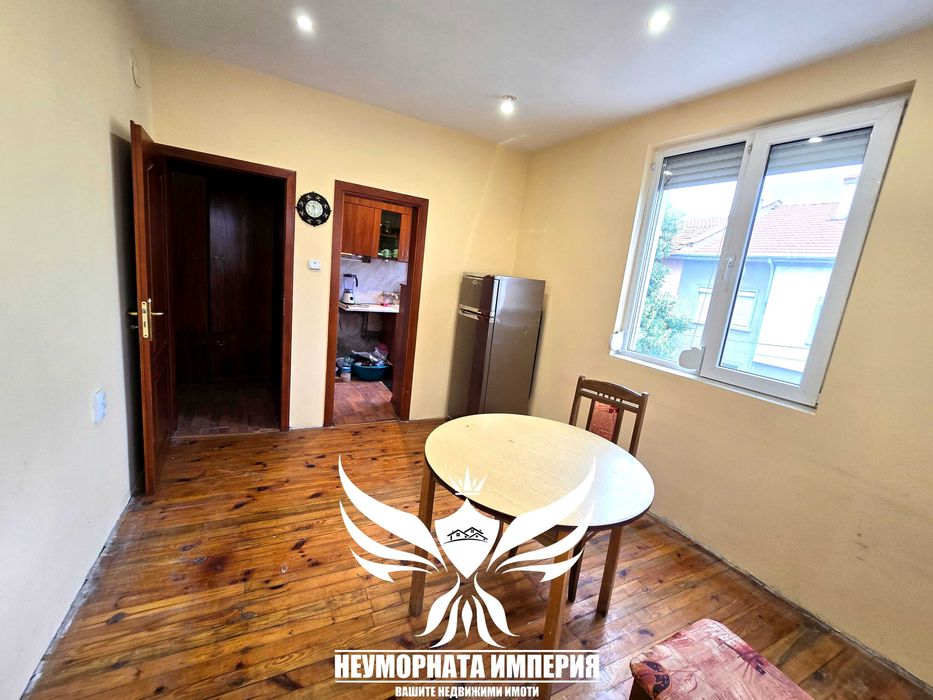 Продавам обзаведен тристаен, мансарден тристаен, двор 230кв.м., гараж и паркомясто 210РЗП в Асеновград кв.Баба тонка - снимка 5