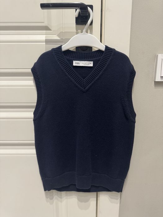 Продам жилетку , школьную !