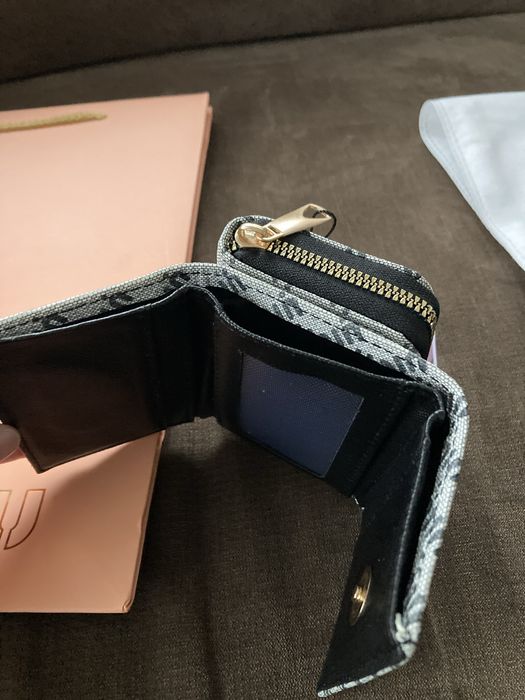 Дамски кожен портфейл