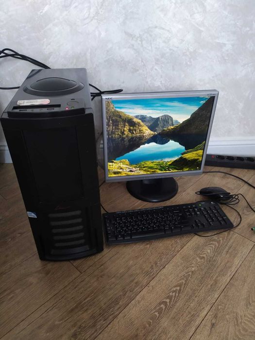 Компьютер в комплекте монитор, процессор,клавиатура,мышь