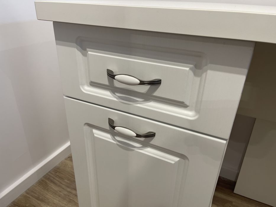 Birou alb, elegant, blat de 140x50cm, sisteme soft-close