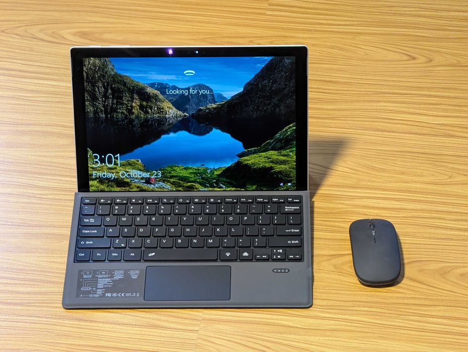 Tabletă/laptop 2 în 1 Microsoft Surface Pro 5 (i5 / 8GB / 256GB SSD / 4G LTE) + Tastatură, Husa, Mouse