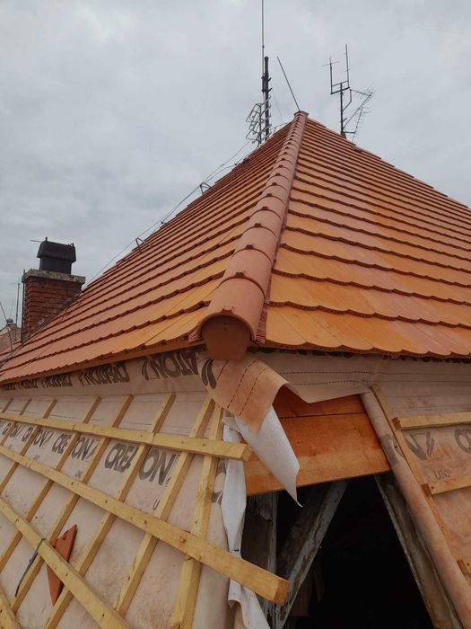 Executam constructi la rosu