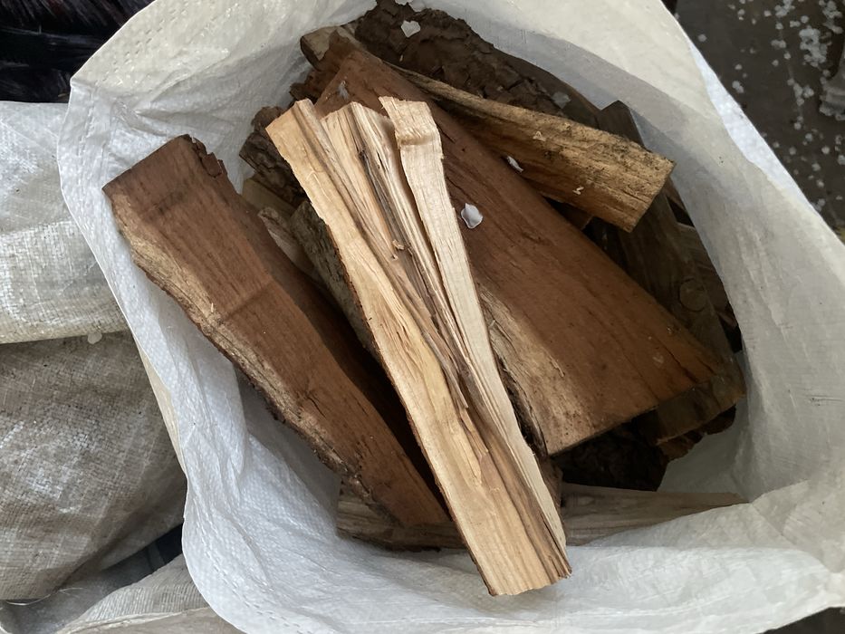 Otin bor quruq mevali darxtniki shoxlar va taxta ham bor