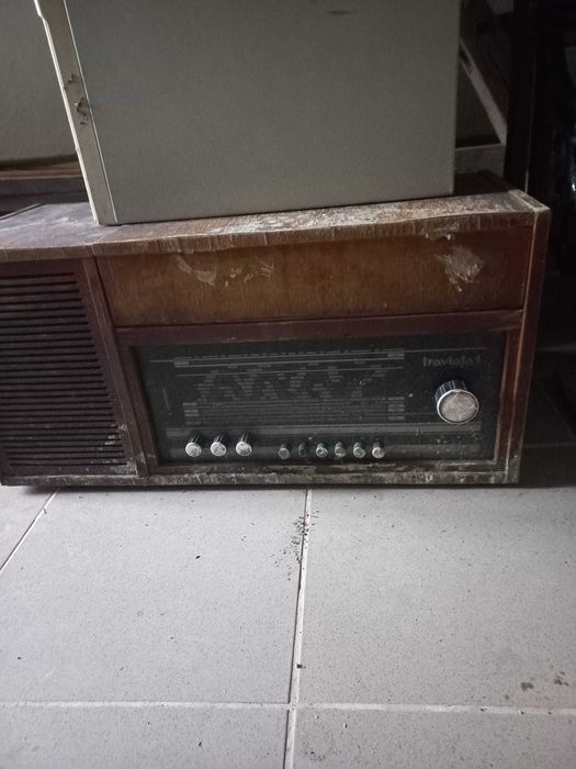 Radio traviata 1 si TV cu carcasa lemn