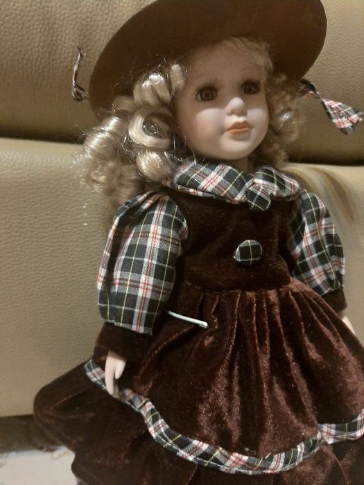 Фарфоровая кукла