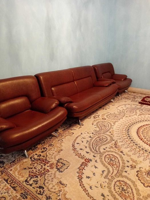 Диван с креслом для гостинный