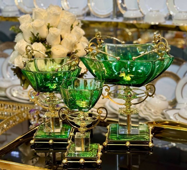 Сервиз для фруктов «Изумрудная роскошь»

• Набор из трёх ваз в благоро