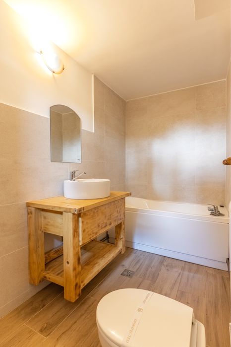 Cabana Cezar ,Maramures, la munte cu ciubar si peisaj de vis