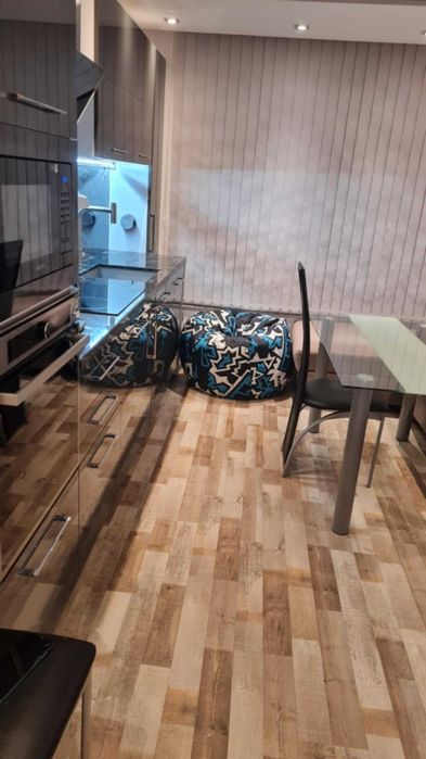 Дава се под наем Тристаен апартамент в Русе, Център - 66 кв.м за 598.23 € - Снимка #2