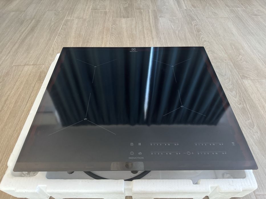 Vând plită electrică Electrolux  EIS62443