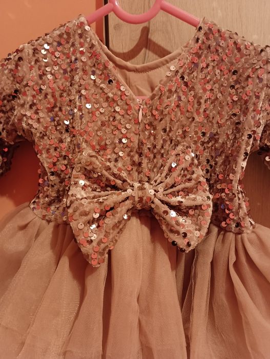 Комплект розови рокли за майка и дъщеря от кадифе с пайети и тюл!