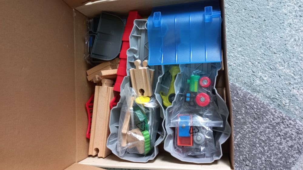 Дървени релси и влакче на батерии,строителна площадка,пожарна,и др.