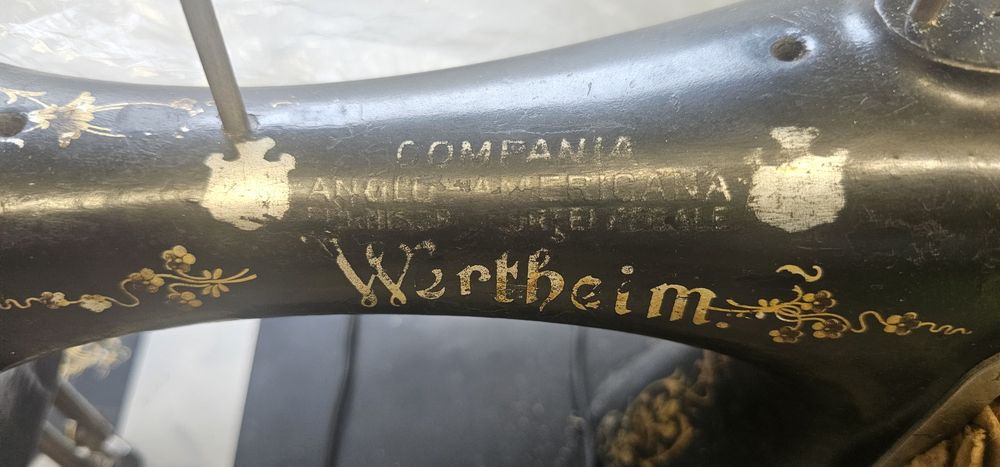 Doua masini de cusut vechi de 100 de ani, Singer si Wertheim, pentru restaurat