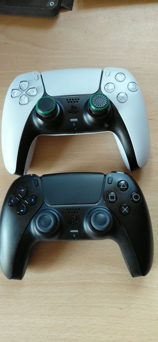 PS5 1TB Перфектна с игри + 2 джойстика