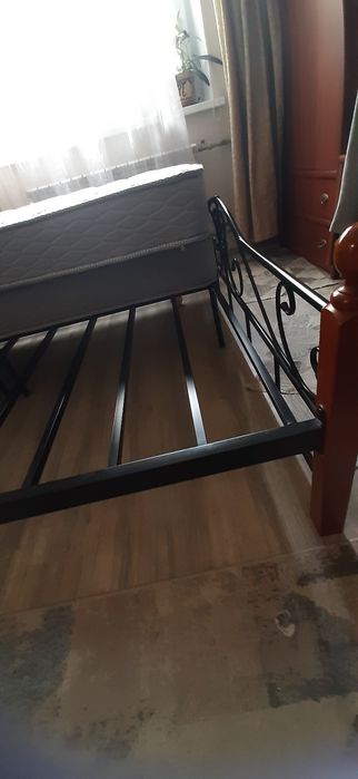 Кровать  с матрасами