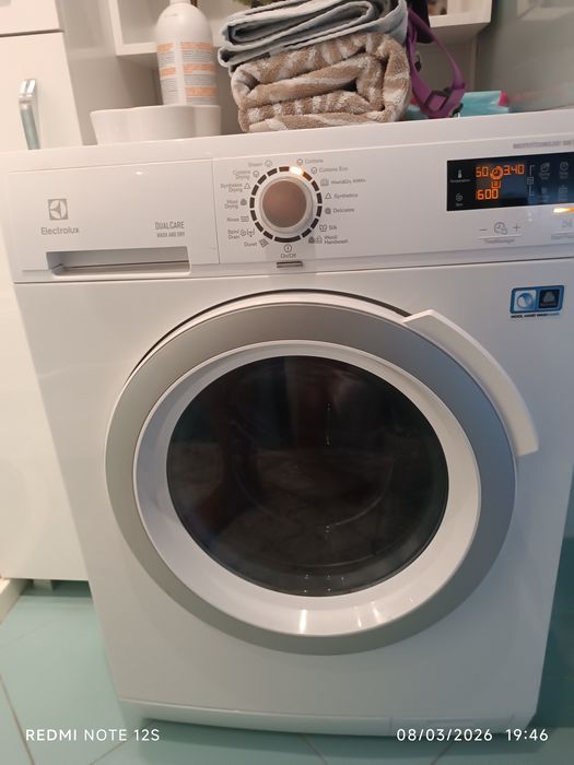 Комбинирана пералня със сушилня Electrolux 1600