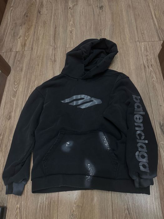 суитчер на balenciaga