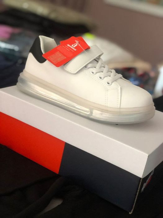 Adidași băieți disponibil pe alb
