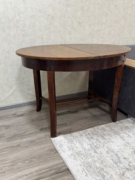 Продам деревянный стол.