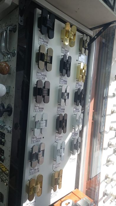 Дверная фурнитура: ручки, навесы (петли) скрытого монтажа и обычного,