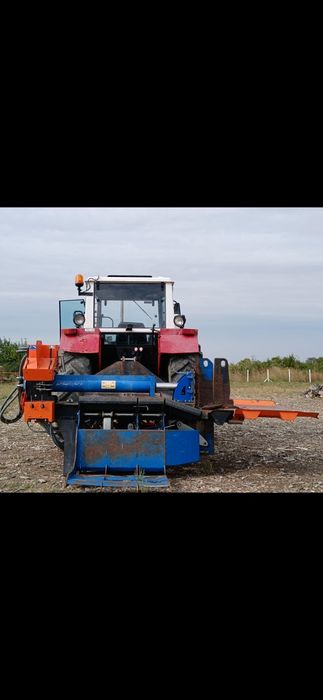 Vând presă (despicător) de spart lemne de foc Balfor, cu o forță de 35 de tone. Preț: 7.200 de euro.