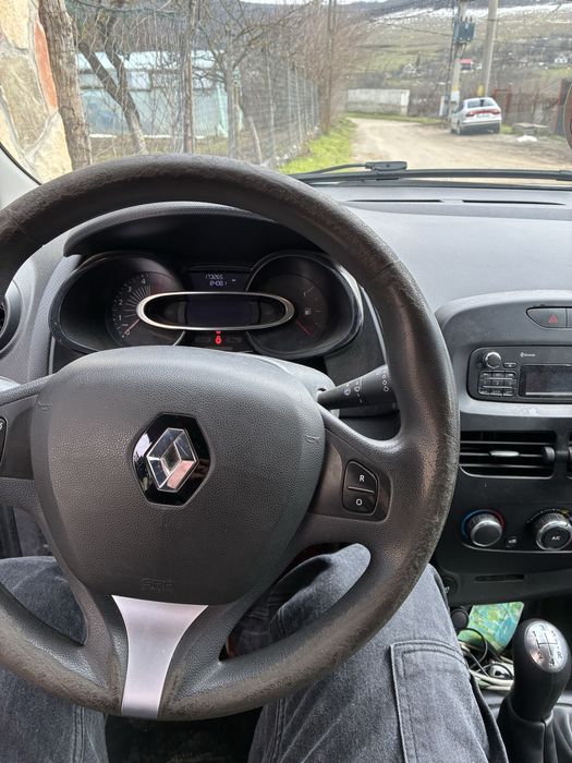Renault clio.