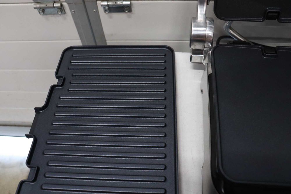 Braun MultiGrill 9 CG9047 PRO, 3-в-1 контактен грил, барбекю и фурна, голяма повърхност за грил (16 бургера), 2000 W, 250°, планча и грил
