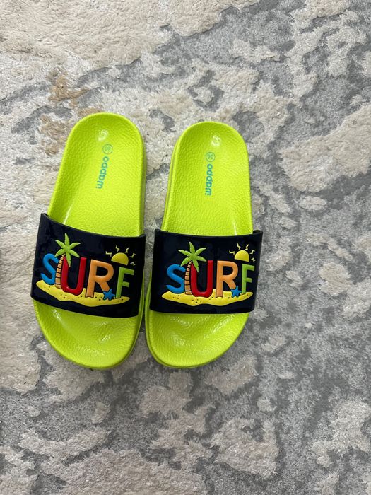 Продам кроссовки и шлепанцы