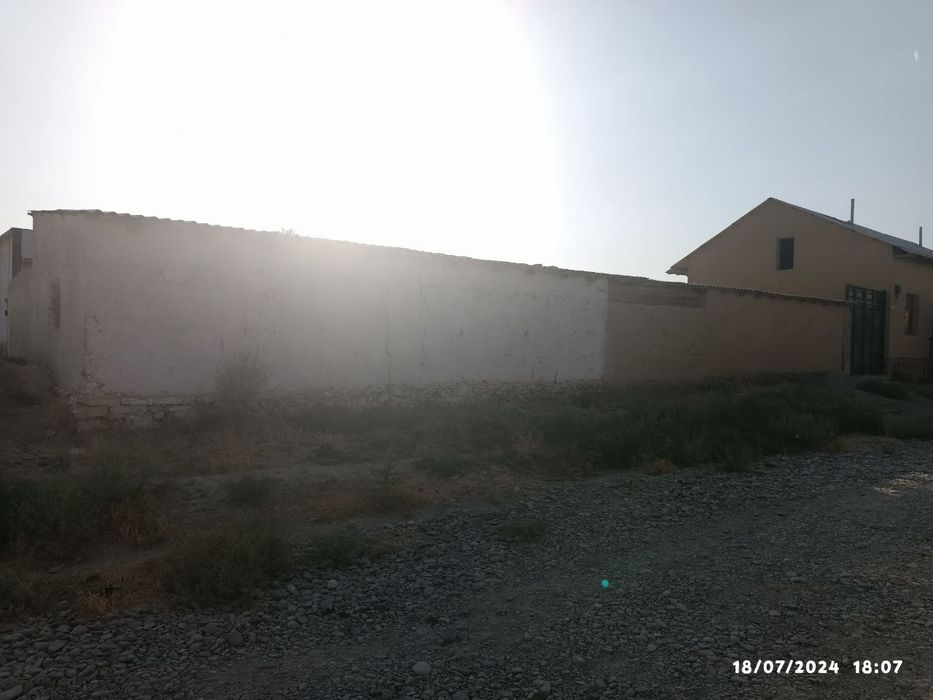 Uchastka sotiladi 6 sotix molxona yemxona somonxona tomchasi bor