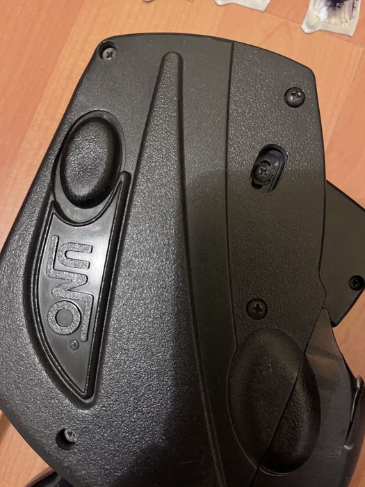 Etichetator pret Uno