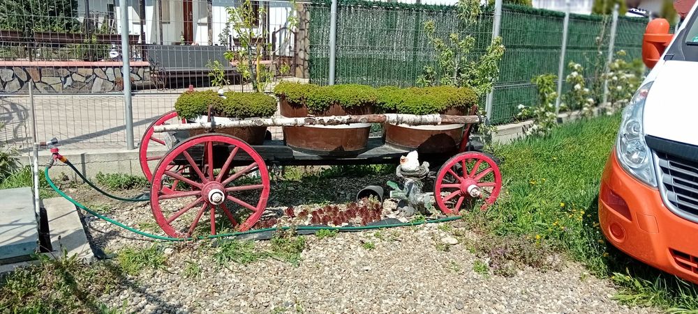Căruță veche. Ornament gradina
