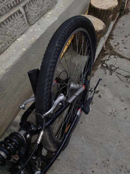 Bicicleta de vânzare.probleme are numai pe roata din spate  are pana